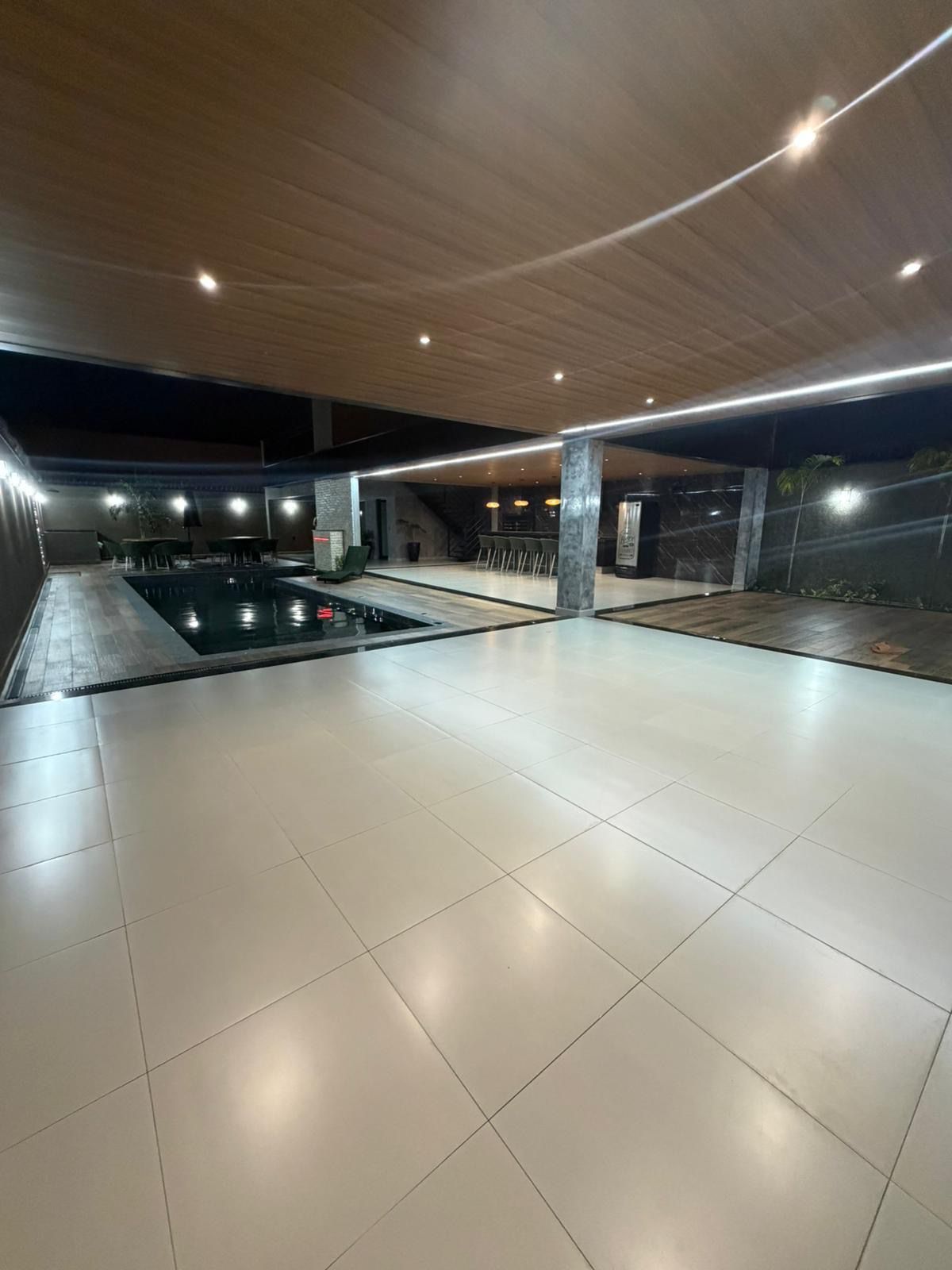 Piscina iluminada à noite